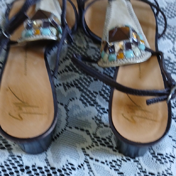 Giuseppe Zanotti Black and Cream Sandals with T-Strap Design - Picture 4 of 10